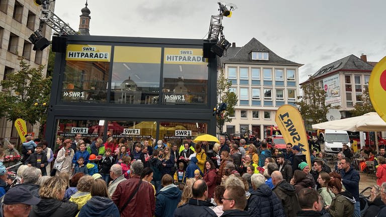 So viele Bad Kreuznacher sind mit ihren Feuerwehrautos auf den Kornmarkt gekommen. 