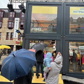 Am Donnerstag ist der Kornmarkt zwar sehr verregnet, aber trotzdem gut besucht.