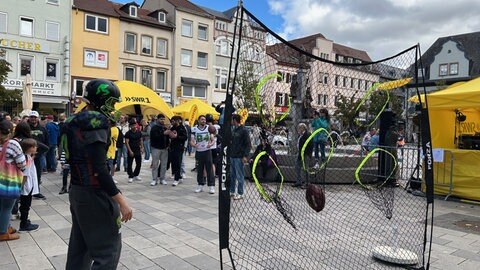 Mit Ballgefühl bitte: Einmal den Football probewerfen.