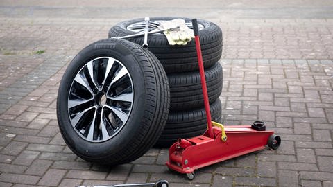 Allwetterreifen sparen den zweimal im Jahr anstehenden Radwechsel, Anschaffungs- und Lagerkosten. Sie haben aber auch Nachteile. | Neuregelung