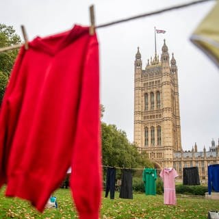 1. Oktober: Wer hat die Wäsche vor der Westminster Abbey in London aufgehängt? Britische Lehrer. Die wollen jetzt 40 Millionen Pfund vom Staat zurück.