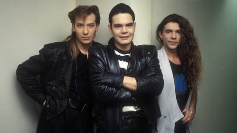 Die Band Alphaville 1993: Keyboarder Bernhard Lloyd, Sänger Marian Gold und Keyboarder Ricky Echolette (v. l. n. r.) | Alphaville-Sänger Marian Gold über das Album "Forever! Best of 40 Years"