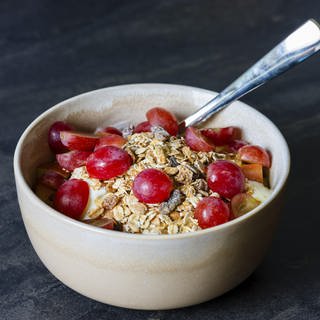 Wie gesund sind konventionelle Haferflocken? | Frisches selbstgemachtes Müsli mit Trauben und Haferflocken