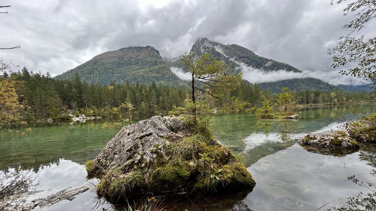 Regina Ollescha aus Dudenhofen schreibt uns zu ihrem Bild "Felsen im Hintersee": Wir machen gerade Urlaub am Königssee. Das Spätsommer Wetter der letzten Woche ist vorüber, die grauen Nebelschwaden ziehen durch die Berge.