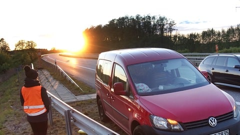 Richtiges Verhalten im Pannenfall auf der Autobahn: Sicheren Platz, mindestens hiner der Leitplanke aufsuchen!