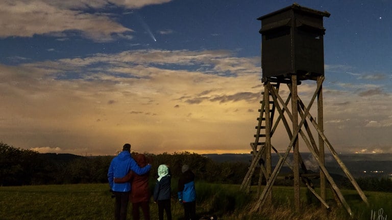 Michael Luy aus Konz schreibt uns zu seinem Bild "Kometenjäger": "Am Abend des 16. Oktober ging es mit der Familie bei endlich vielversprechendem, aber windigem Wetter auf den 503 Meter Höhen Dreikopf im Naturpark Saar-Hunsrück zur Kometenjagd. Für unsere Söhne war es die erste Schweifsternbeobachtung am Sternenhimmel."