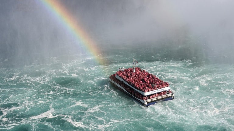 22. Oktober: Traumpanorama mit Regenbogen? Gestern Nachmittag gelang diese Aufnahme, als ein Passagierschiff die Niagara-Fälle ansteuerte. Die Temperaturen dazu: herbstliche 18 Grad. Auch bei uns bleibt der schöne Spätherbst noch mindestens bis zum Wochenende relativ mild.