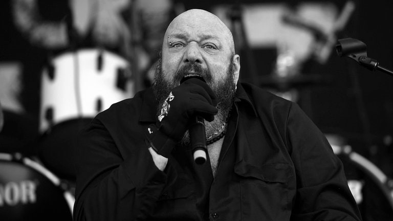 22. Oktober: Der ehemalige Sänger von Iron Maiden Paul Andrews, besser bekannt als Paul Di'Anno, ist im Alter von 66 Jahren gestorben. Das gab sein Label am Montag bekannt. Der Brite hatte zuletzt mit schweren gesundheitlichen Problemen zu kämpfen und saß im Rollstuhl. Von 1977 bis 1982 sang er für Iron Maiden, bis er wegen Drogenproblemen die Band verlassen musste. Seine ehemaligen Bandkollegen teilten in den Sozialen Netzwerken ihre Trauer.