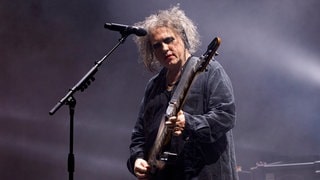 Sänger Robert Smith von der Band The Cure | Teilnahmebedingungen für "London-Hits sammeln und The Cure live in London erleben"