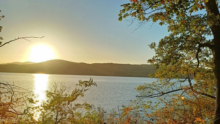 Thomas Bernitzke aus Wassenach schreibt uns zu seinem Bild "Herbstnachmittag am Laacher See": "Spontaner Schnappschuss beim Spaziergang am See."