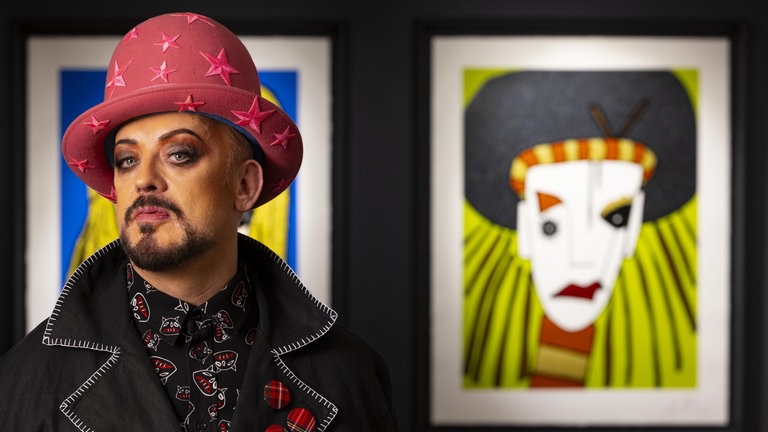 25. Oktober: Popstar Boy George steht vor einigen seiner Kunstwerke, die heute, am Freitag, den 25. Oktober 2024 bei Castle Fine Art weltweit in den Verkauf gehen. Die Porträts des Sängers und von berühmten Musikikonen bieten auch einen persönlichen Einblick in seine Zeit mit der englischen New-Wave-Band "Culture Club", die Boy George 1981 gegründet hatte.