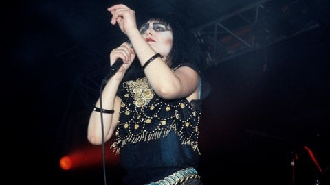 Siouxsie Sioux von Siouxsie and the Banshees live im Hammersmith Palais in London am 24.06.1984 | Schwarze Klamotten, Haare und Einstellung: Dark Wave – Die dunkle Seite der 80er