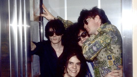 The Sisters of Mercy in London in der Besetzung von 1984: Andrew Eldritch, Craig Adams, Wayne Hussey und Gary Marx | Schwarze Klamotten, Haare und Einstellung: Dark Wave – Die dunkle Seite der 80er