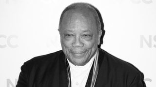 3. November: Die Musiklegende Quincy Jones ist tot. Der Starproduzent verstarb im Alter von 91 Jahren in Los Angeles. Quincy, der seit den 1930er-Jahren selbst als Solo-Künstler, Buchautor, Schauspieler oder Plattenboss erfolgreich war, wurde spätestens mit seiner Produktion des Albums "Thriller" für Michael Jackson unsterblich. 