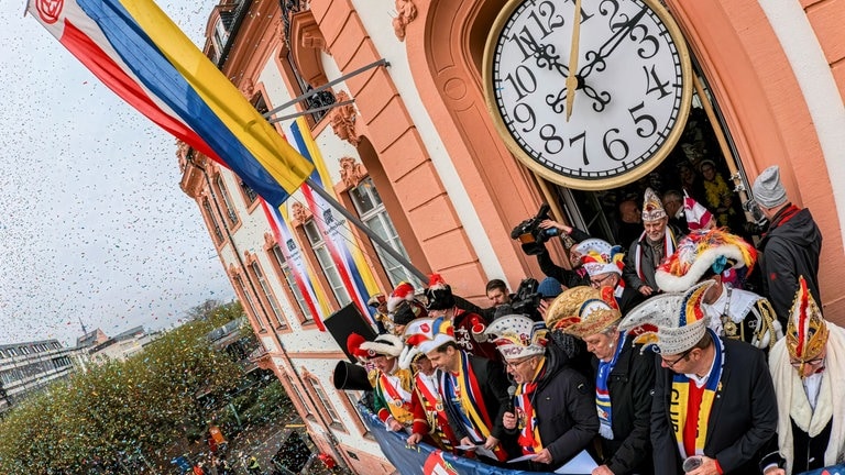 12. November: Ja ist denn schon wieder Fastnacht? Gestern um 11.11 Uhr eröffnen die Repräsentanten der Mainzer Fastnacht die neue Saison. Mit auf dem Balkon waren u.a. der Oberbürgermeister von Mainz, Nino Haase, und Hannsgeorg Schönig, Präsident Mainzer Carneval-Verein (MCV).