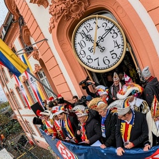 12. November: Ja ist denn schon wieder Fastnacht? Gestern um 11.11 Uhr eröffnen die Repräsentanten der Mainzer Fastnacht die neue Saison. Mit auf dem Balkon waren u.a. der Oberbürgermeister von Mainz, Nino Haase, und Hannsgeorg Schönig, Präsident Mainzer Carneval-Verein (MCV).