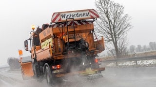 Ein Fahrzeug im Winterdienst | So fahrt ihr sicher auf glatten Straßen