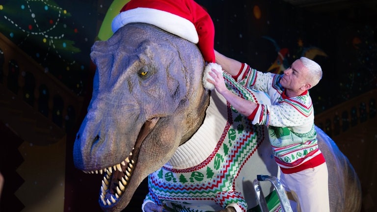 14. November: Auch der Saurier muss ins Weihnachtskostüm! Mit Mütze und Pulli ist dieser Raubsaurier aus dem Londoner Natural History Museum bereit für die diesjährige Weihnachtsausstellung des Museums.