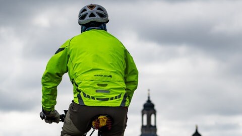 Fahrradfahrer mit Sicherheitskleidung