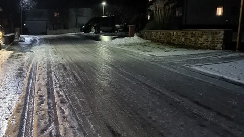 Blitzeis ist eine große Gefahr für Autofahrer und Fußgänger im Winter.