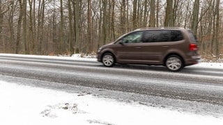 Blitzeis ist eine große Gefahr für Autofahrer im Winter.