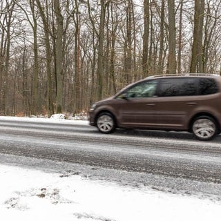 Blitzeis ist eine große Gefahr für Autofahrer im Winter.