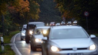 Autos stehen auf einer Landstrasse im Stau | Wie verhalte ich mich richtig? Tipps für den Stau im November