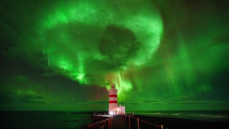 24. November: Polarlichter, auch bekannt als Nordlichter, sind über dem alten Gardur-Leuchtturm an der Nordspitze der Halbinsel Reykjanes auf Island zu sehen.