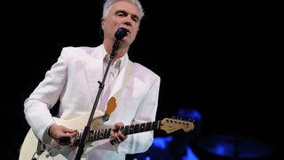 Talking Heads Sänger David Byrne 2009 in Berlin | Talking Heads – "Burning Down The House"