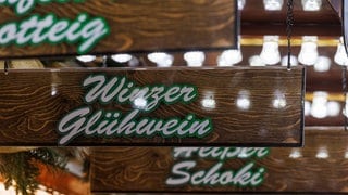 Schild für Winzer Glühwein auf einem Weihnachtsmarkt | Glühwein auf dem Weihnachtsmarkt richtig genießen