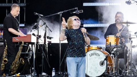 "Holding Back The Years" – Sänger Mick Hucknall und seine Band "Simply Red" bei einem Livekonzert. | Hits und Storys