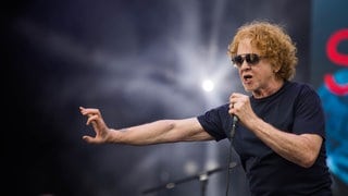 Simply Red Sänger und "Holding Back The Years"-Komponist Mick Hucknall bei einem Livekonzert. | Hits und Storys