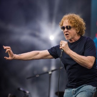 Simply Red Sänger und "Holding Back The Years"-Komponist Mick Hucknall bei einem Livekonzert. | Hits und Storys