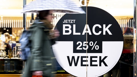 Werbung für die Black Week an einem Schaufenster | Lassen sich am Travel Tuesday Schnäppchen bei Reisen machen?