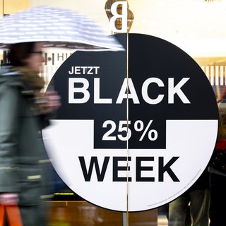 Werbung für die Black Week an einem Schaufenster | Lassen sich am Travel Tuesday Schnäppchen bei Reisen machen?