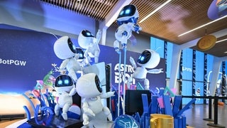 Astro Bot Figuren auf einer Messe.