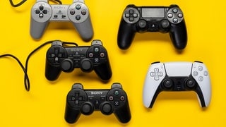 Die Controller aller Playstation Generationen.