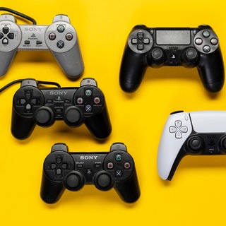 Die Controller aller Playstation Generationen.