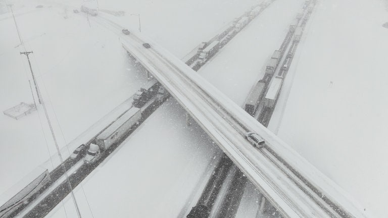 4. Dezember: Da geht nichts mehr! Teile der US-Bundesstaaten Ohio, Pennsylvania und New York haben seit nunmehr zwei Tagen mit massenweise Schnee zu kämpfen. Der Grund dürfte ein Wetterphänomen, der so genannte Lake-Effekt sein. Dabei nimmt die Luft über den großen Seen im Norden der USA Feuchtigkeit auf, die später für massiven Schneefall sorgt. So fallen in Teilen des US-Bundesstaates Michigan pro Jahr bedingt durch den Lake-Effekt bis zu sechs Meter Schnee.