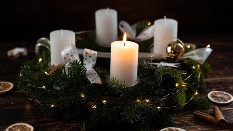 Adventskranz mit weißen Kerzen | Tipps für Kauf und Pflege vom Adventskranz