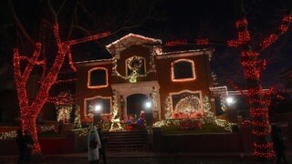 Ein geschmücktes Haus an Weihnachten in New York 