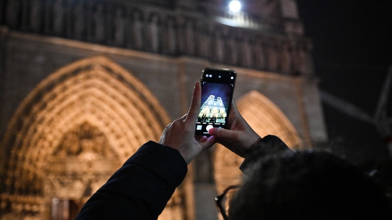 9. Dezember: Mehr als fünf Jahre nach dem schweren Brand öffnet Notre-Dame wieder ihre Türen. Bei dem Festakt in Paris wurde die erneuerte Kathedrale gewürdigt. Große Teile der berühmten Kirche waren am 19. April 2019 bei einem Brand zerstört worden. Auch nach der Eröffnung am Wochenende gehen die Sanierungs- und Wiederherstellungsarbeiten weiter.