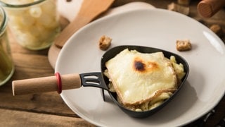 Ein Raclette Pfaennchen mit Holzgriff | Das kommt ins Pfännchen | Tipps für ein gelungenes Raclette zu Silvester