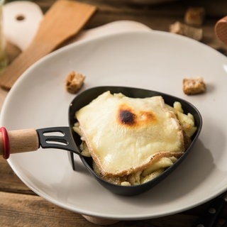 Ein Raclette Pfaennchen mit Holzgriff | Das kommt ins Pfännchen | Tipps für ein gelungenes Raclette zu Silvester