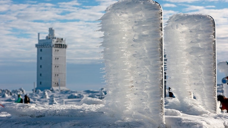 12. Dezember: Wintergrüße vom Brocken! Sonnenschein oben, Nebel in den Tälern des Oberharz und die hohe Luftfeuchtigkeit schaffen eine phantastische Eislandschaft. 