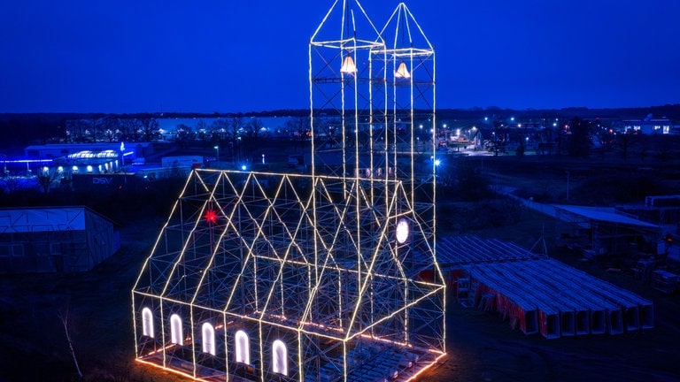 13. Dezember: Zum siebten Mal leuchtet sie, die Gerüstkirche bei Fahrbinde in Mecklenburg-Vorpommern.