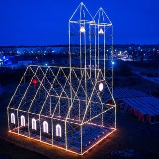 13. Dezember: Zum siebten Mal leuchtet sie, die Gerüstkirche bei Fahrbinde in Mecklenburg-Vorpommern.