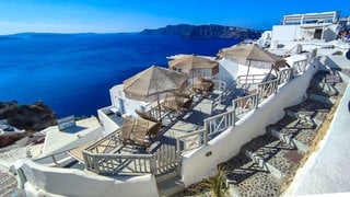 Ausblick in Santorini, Griechenland | Griechenland, Albanien oder Skandinavien? Das sind die Reisetrends für euren Urlaub 2025