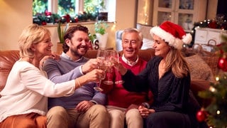 Familie stößt zu Weihnachten an | Studie zu Weihnachten: Warum Geld nicht das beste Geschenk ist