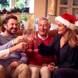 Familie stößt zu Weihnachten an | Studie zu Weihnachten: Warum Geld nicht das beste Geschenk ist